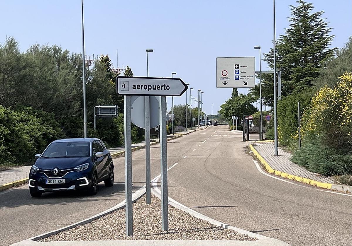 Acceso al aeropuerto de Valladolid en una imagen de archivo.