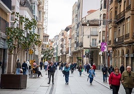 Varias personas caminan por la Calle Mayor de Palencia.