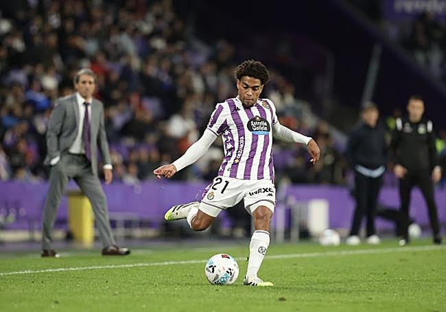 Julien Ponceau con el balón.