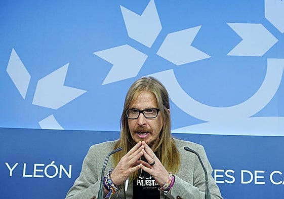 Pablo Fernández, de Unidas Podemos, durante una rueda de prensa en las Cortes.