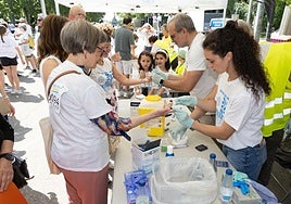 Pruebas para medir los niveles de glucosa que voluntario de la Asociación Diabetes Valladolid (Adiva) realizaban en junio el día de la marcha para visibilizar la enfermedad.