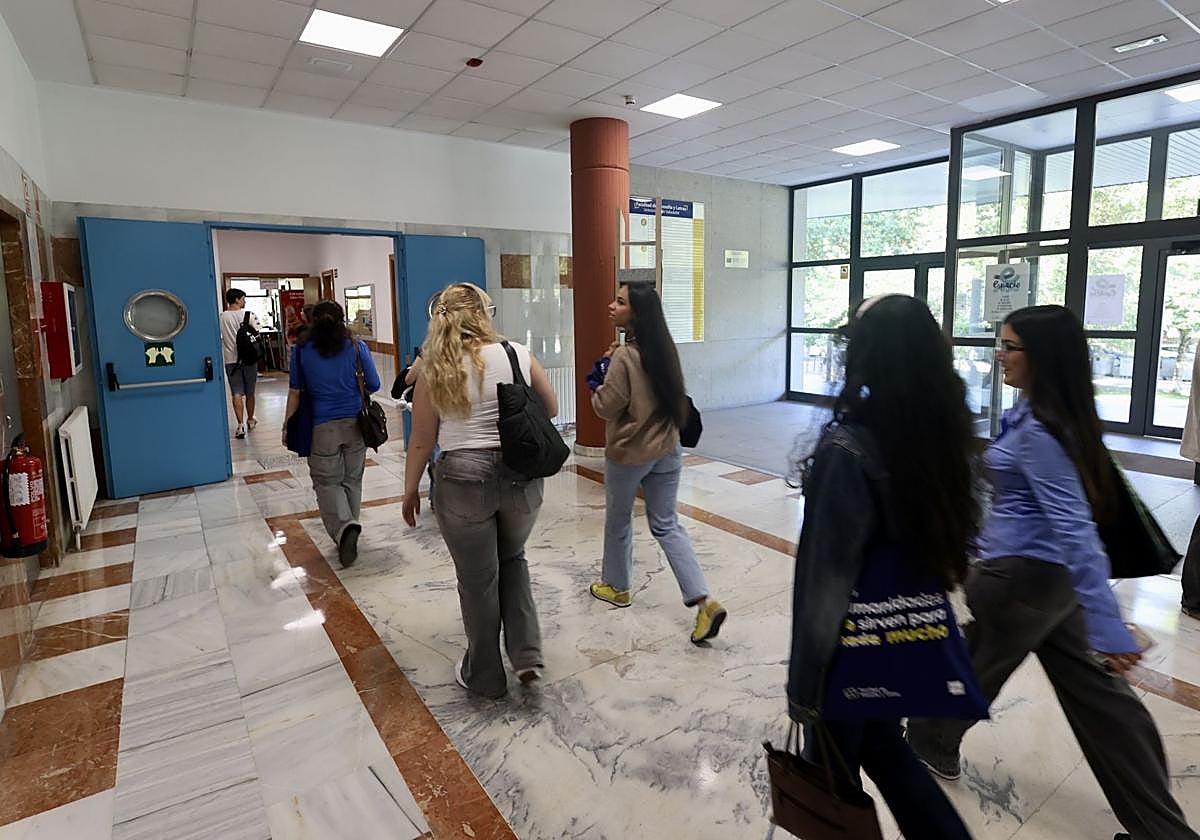 Universitarios en la Facultad de Filosofía y Letras de la UVA el pasado mes de septiembre.