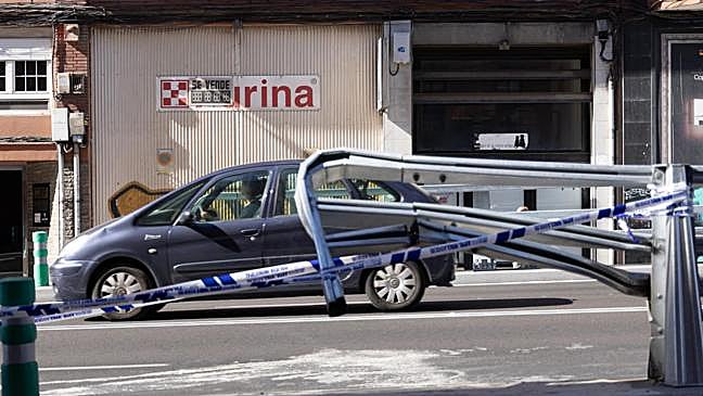 Imagen antes - El quitamiedos del viaducto de Arco de Ladrillo doblado tras el accidente y hoy, una vez repuesto.