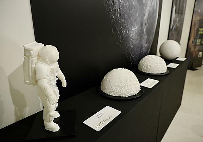 Piezas especiales para personas invidentes, en la exposición.