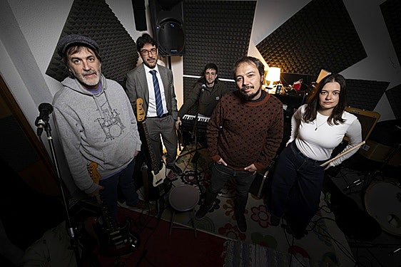 José Carreño, segundo por la derecha, junto a su banda.