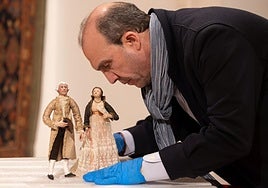 Jesús del Rio, director del museo de San Joaquín y Santa Ana, junto a dos de las piezas elaboradas por Carmen Alonso-Pimentel para el Belén Goyesco.