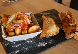 Patatas Antequera, empanadilla de carrilleras y tosta de oreja en el bar Antequera.