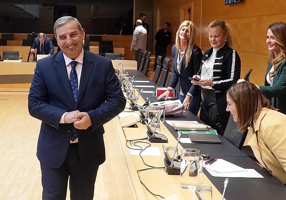 Sanz Merino, a su llegada a la comisión de Hacienda.