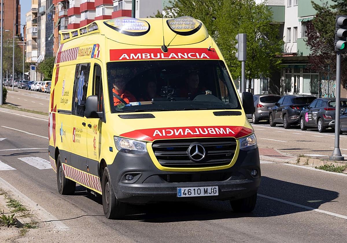 Imagen de archivo de una ambulancia del 112 en Valladolid.