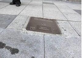 Lugar del tropiezo, fotografiados por la Policía Local, con un resalte apreciable entre las baldosas y la arqueta.