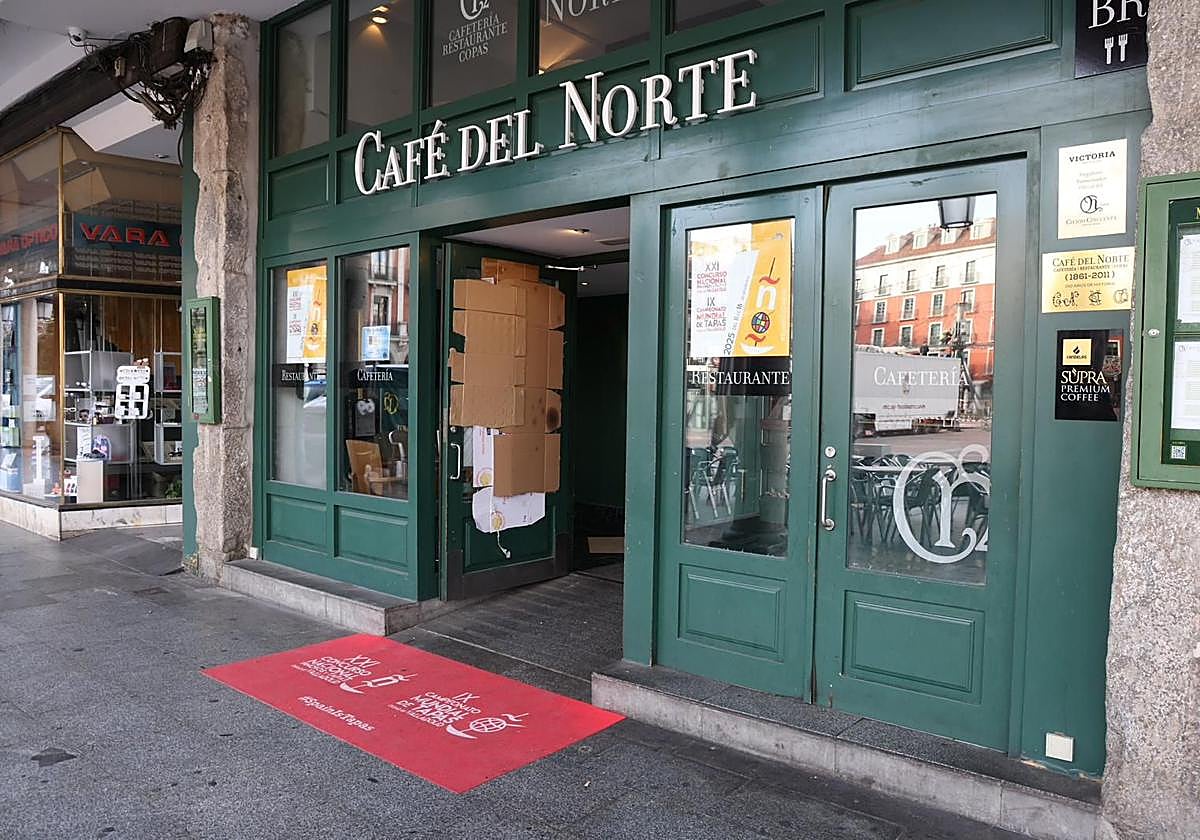 Puerta del Café del Norte, en la Plaza Mayor de Valladolid, cubierta con cartones tras ser reventada de madrugada.