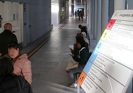 Trasiego de usuarios en el interior del Palacio de Justicia de Segovia.