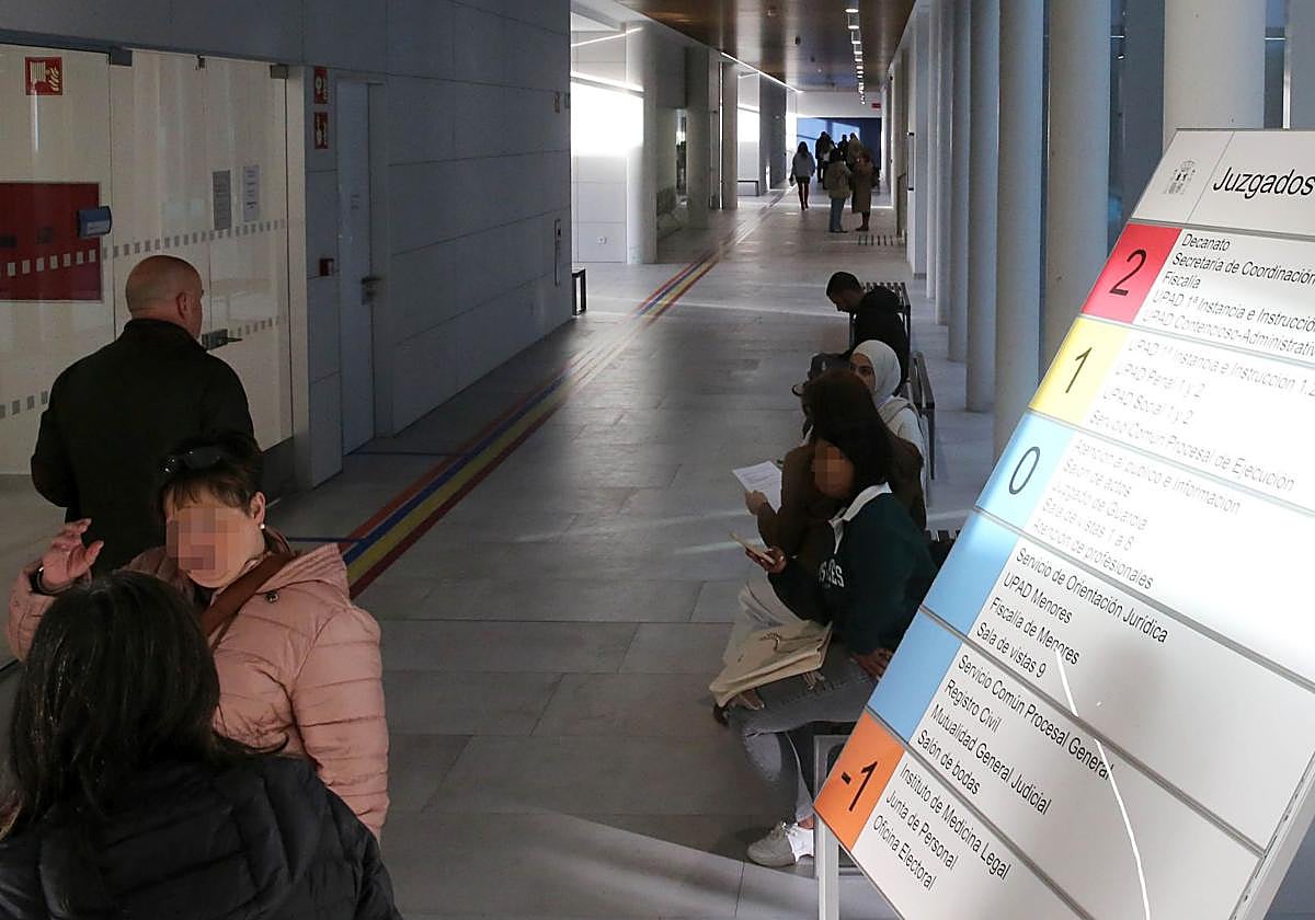 Trasiego de usuarios en el interior del Palacio de Justicia de Segovia.