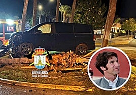 En la foto grande, estado en el que quedó la furgoneta que conducía Cayetano Rivera (en el círculo) tras invadir una rotonda y chocar con una palmera.