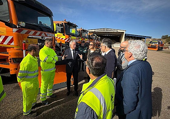 Comisión coordinadora de la campaña de vialidad invernal 2025-2026, este miércoles en la localidad palentina de Dueñas.