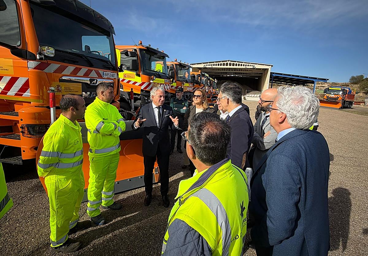 Comisión coordinadora de la campaña de vialidad invernal 2025-2026, este miércoles en la localidad palentina de Dueñas.