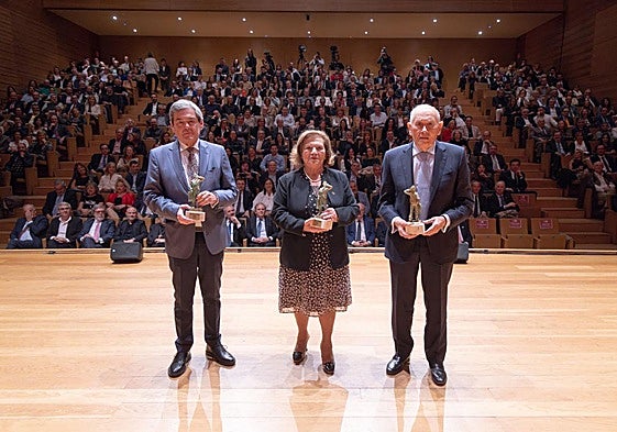 Chema Viteri, director artístico del Teatro Calderón; Ángeles García, en ese momento, presidenta de la Fundación Personas, y Edmundo Bayón, presidente de Protos, en representación de las tres entidades premiadas en la primera edición de los Premios de El Norte.