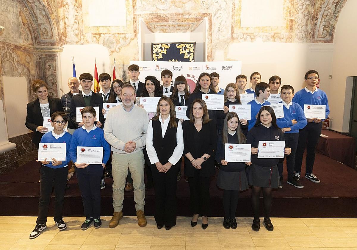Los ganadores de la edición de 2024 junto a promotores y patrocinadores del concurso.