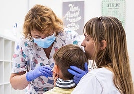 Un niño recibe la dosis intranasal de la vacuna frente a la gripe.