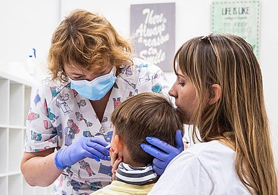 Un niño recibe la dosis intranasal de la vacuna frente a la gripe.