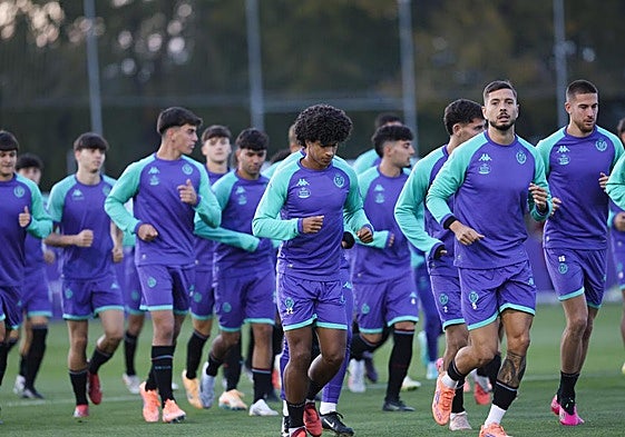 Los jugadores del Real Valladolid, al inicio del entrenamiento del pasado martes en los Campos Anexos.