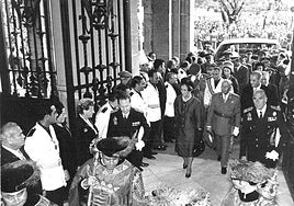 Franco, su esposa y los príncipes de España entrando en el Ayuntamiento el 18 de octubre de 1969