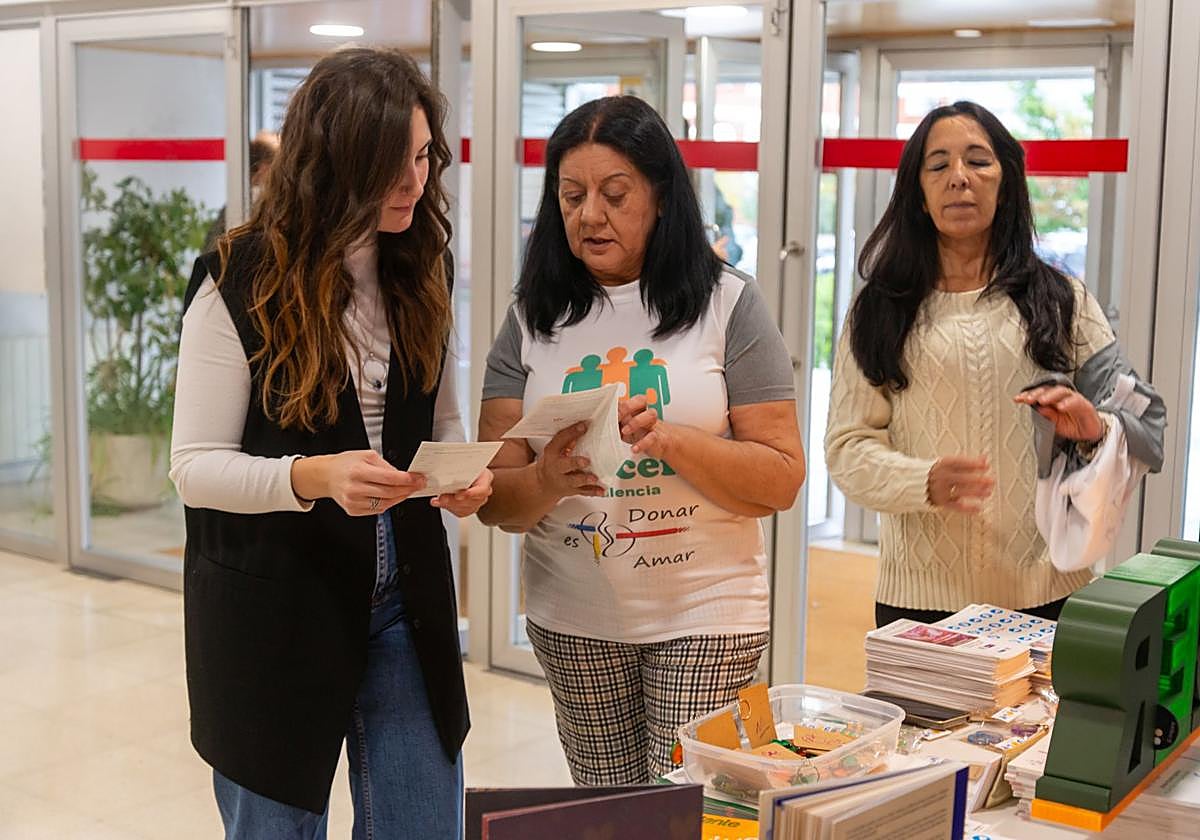 Inmaculada Gutiérrez explica a una joven el objetivo de la campaña.