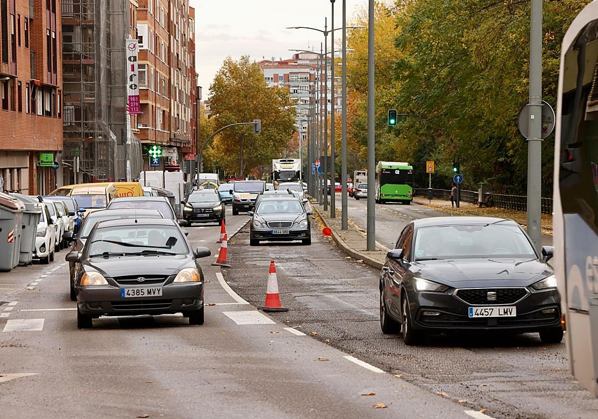 Los coches circulan entre los conos del carril fresado de la avenida de Gijón a su paso por La Victoria.