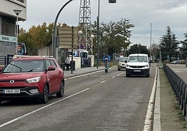 Varios vehículos circulan por el paso a nivel del polígono de Argales tras la reapertura.