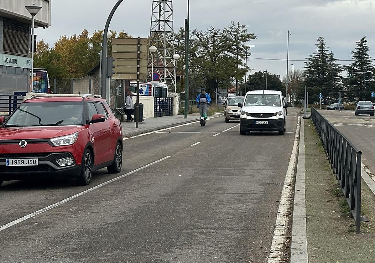 Varios vehículos circulan por el paso a nivel del polígono de Argales tras la reapertura.