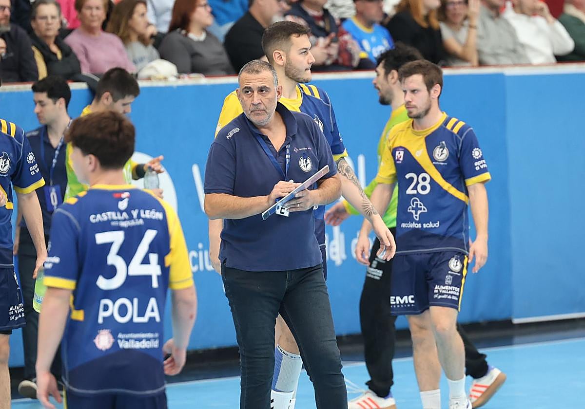 Pisonero, en un tiempo muerto en el derbi ante Villa de Aranda.