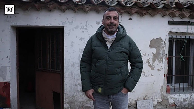 Ángel Macías, gallinero de San Román de Hornija: «Mis gallinas van a morir antes por estar encerradas que por la enfermedad»