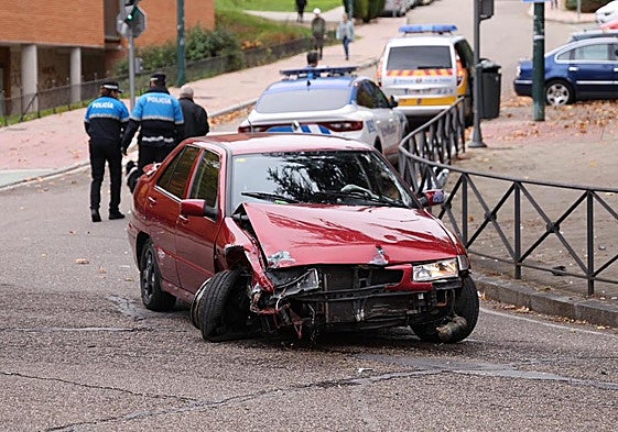 Estado del coche tras impactar contra la valla.