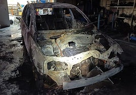 Coche calcinado en el centro de Formación Profesional.