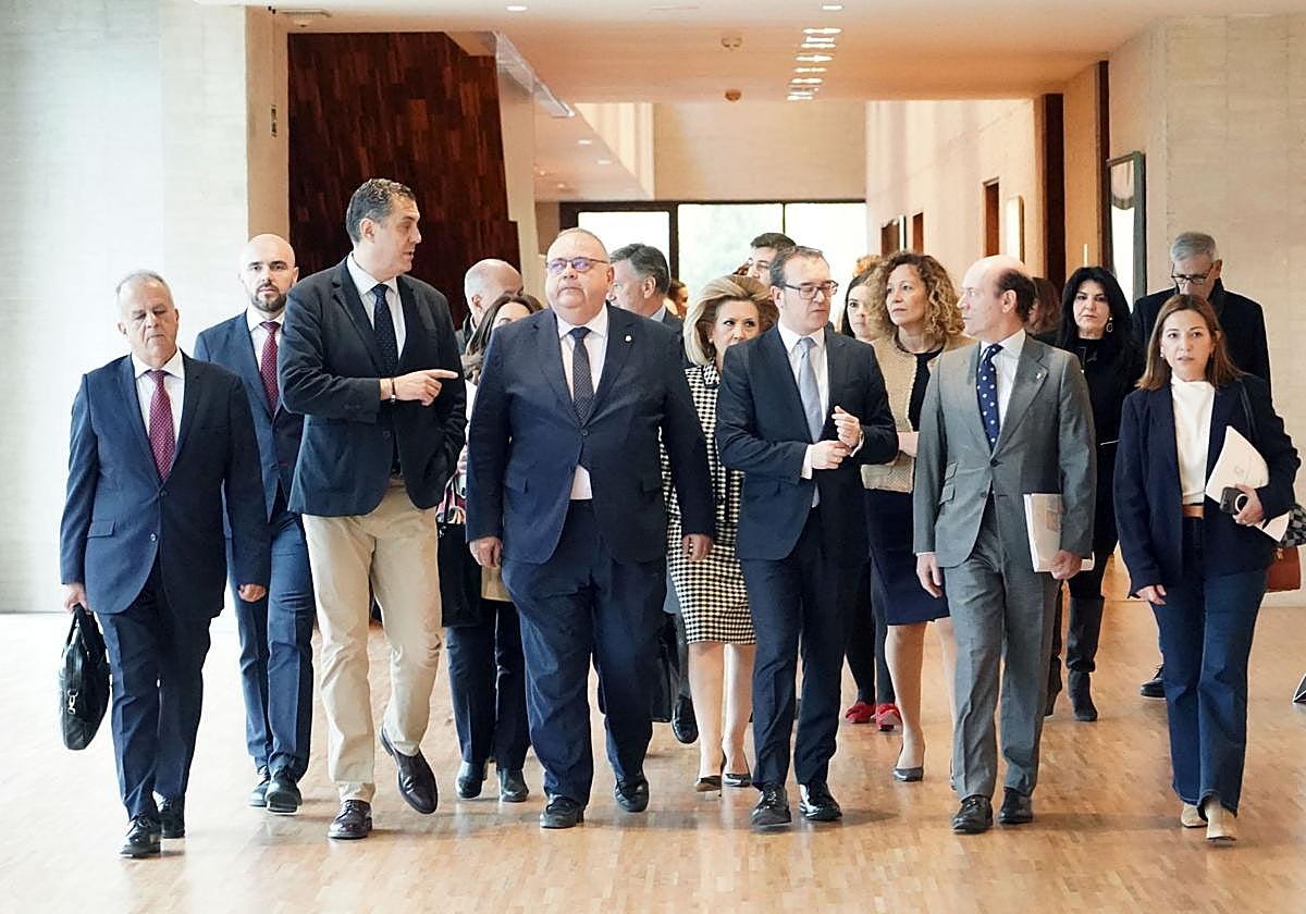 El consejero de Sanidad, Alejandro Vázquez, junto a su equipo antes de comparecer en las Cortes este jueves.