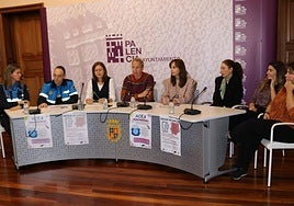 El concejal Orlando Castro, en el centro, junto a los participantes en la presentación del programa, este jueves en el Ayuntamiento.