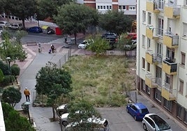 Solar sin edificar de la salida de la calle San Quintín a Alamillos y estrechamiento de la acera de brea en el principal acceso al barrio de Batallas.