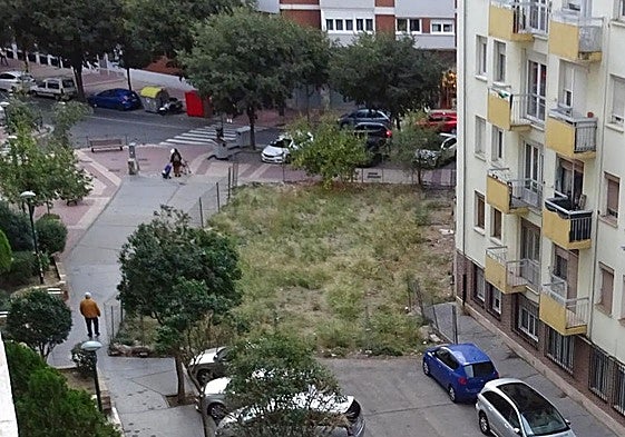 Solar sin edificar de la salida de la calle San Quintín a Alamillos y estrechamiento de la acera de brea en el principal acceso al barrio de Batallas.