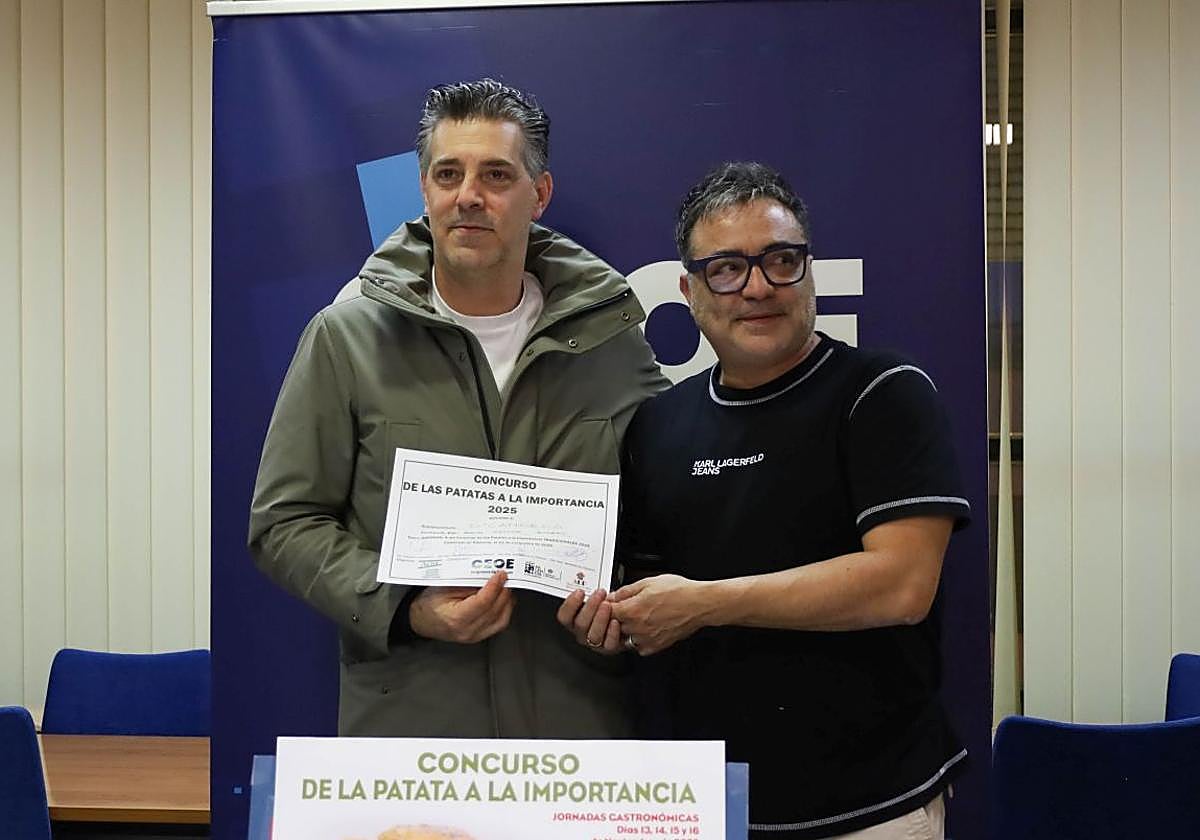 Borja Pastor, a la izquierda, con el diploma, entregado por Jaime Antolín, presidente de la Asociación General de Hostelería.