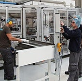 Trabajadores en la fábrica de Drylock situada en el polígono industrial de Hontoria.