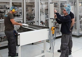 Trabajadores en la fábrica de Drylock situada en el polígono industrial de Hontoria.