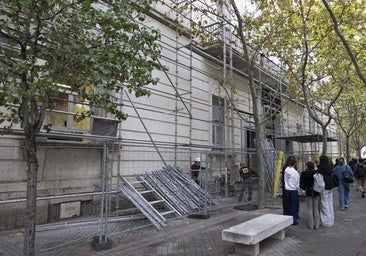 Los andamios cubren la fachada de Medicina para reparar las goteras y el tejado