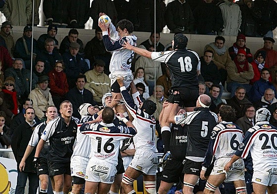 6 de diciembre de 2003. Patricio Hermosilla se eleva para llevarse el oval en la touche en el partido ante el Newcastle que terminó con victoria británica (10-71).