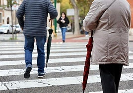 Viandantes con paraguas este jueves por Valladolid ante la previsión de lluvias.