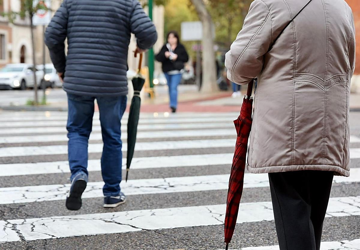 Viandantes con paraguas este jueves por Valladolid ante la previsión de lluvias.