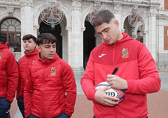 Un jugador de España firma un oval en la Plaza Mayor.