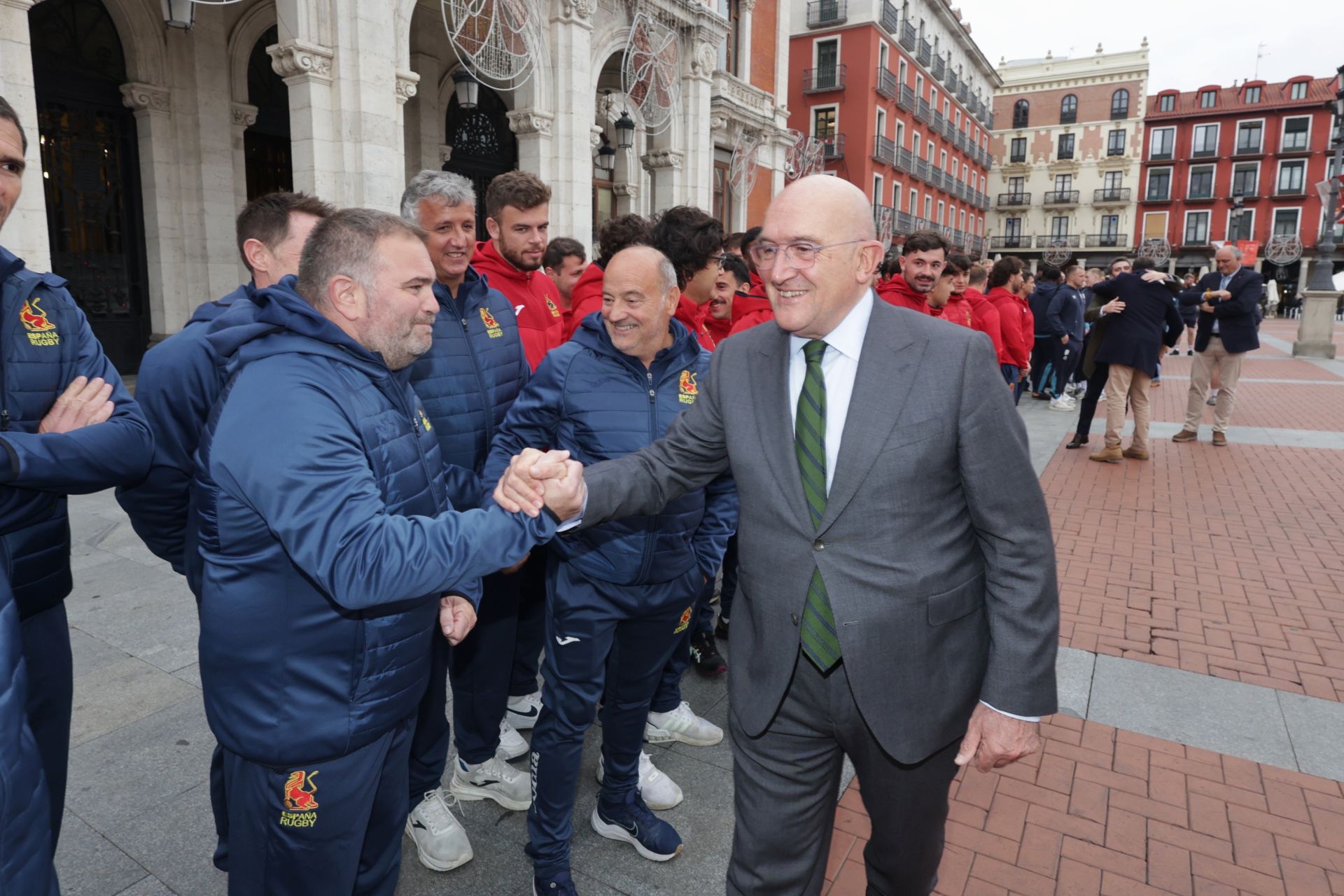 Las selecciones de rubgy de España e Inglaterra visitan el Ayuntamiento de Valladolid