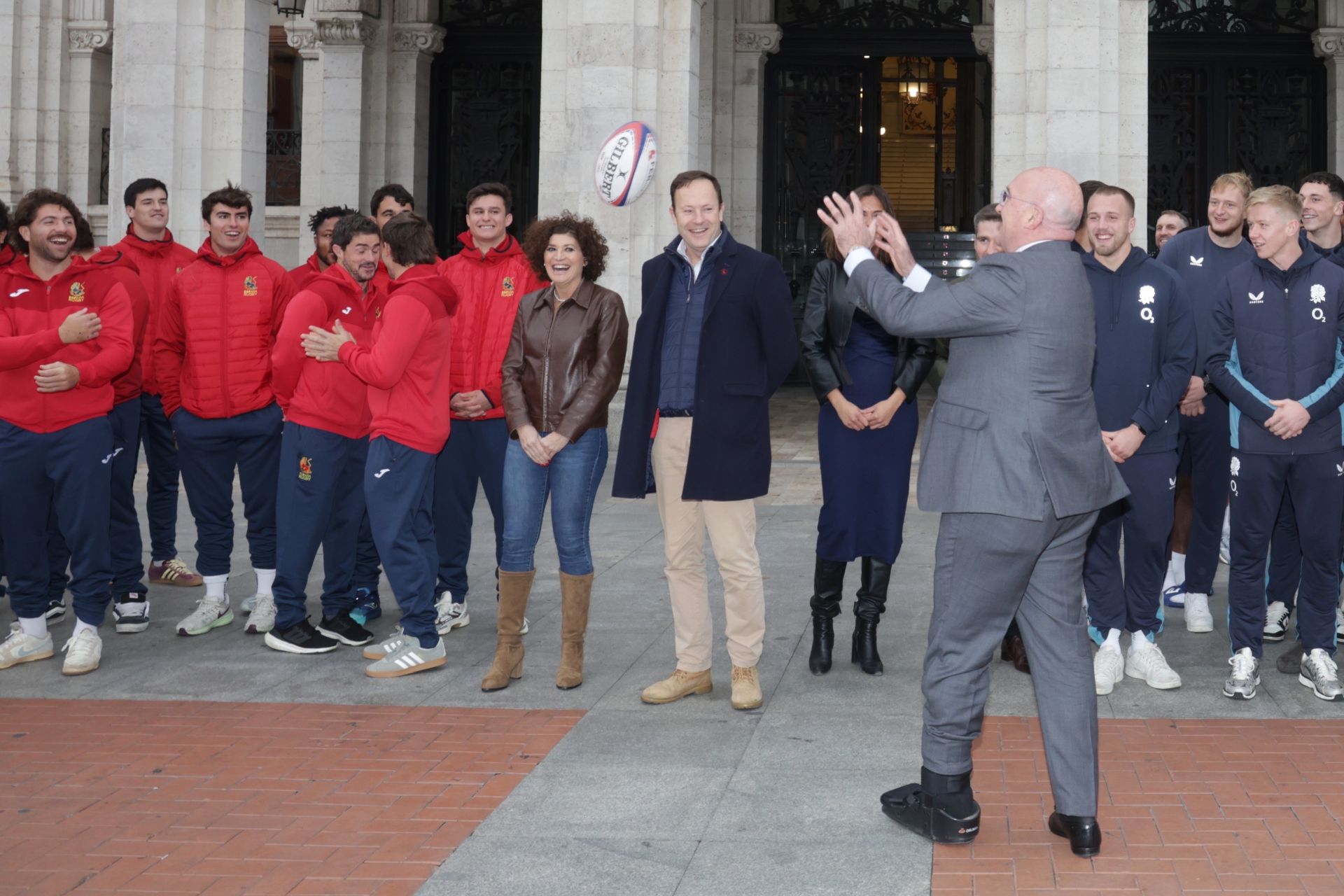Las selecciones de rubgy de España e Inglaterra visitan el Ayuntamiento de Valladolid