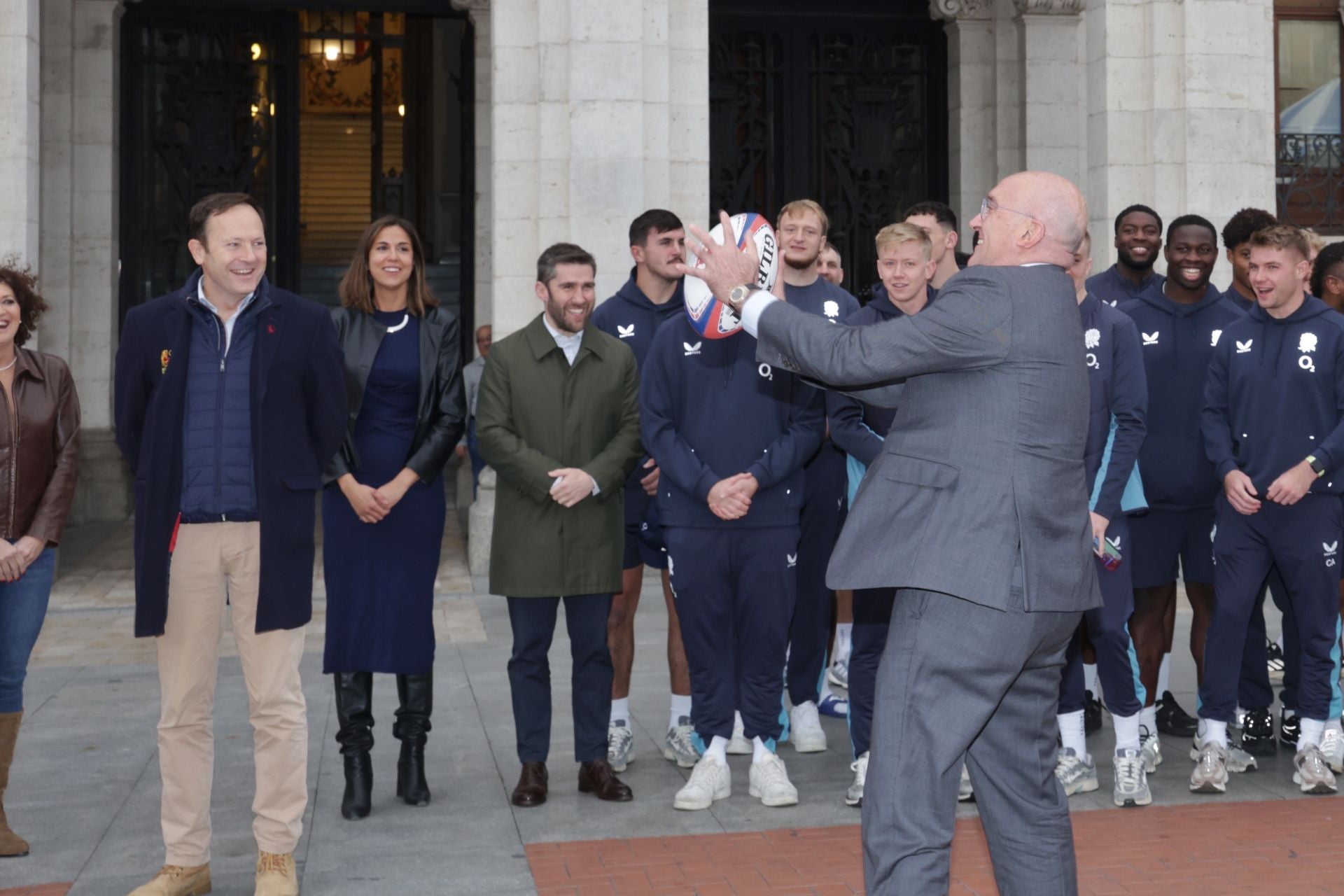Las selecciones de rubgy de España e Inglaterra visitan el Ayuntamiento de Valladolid