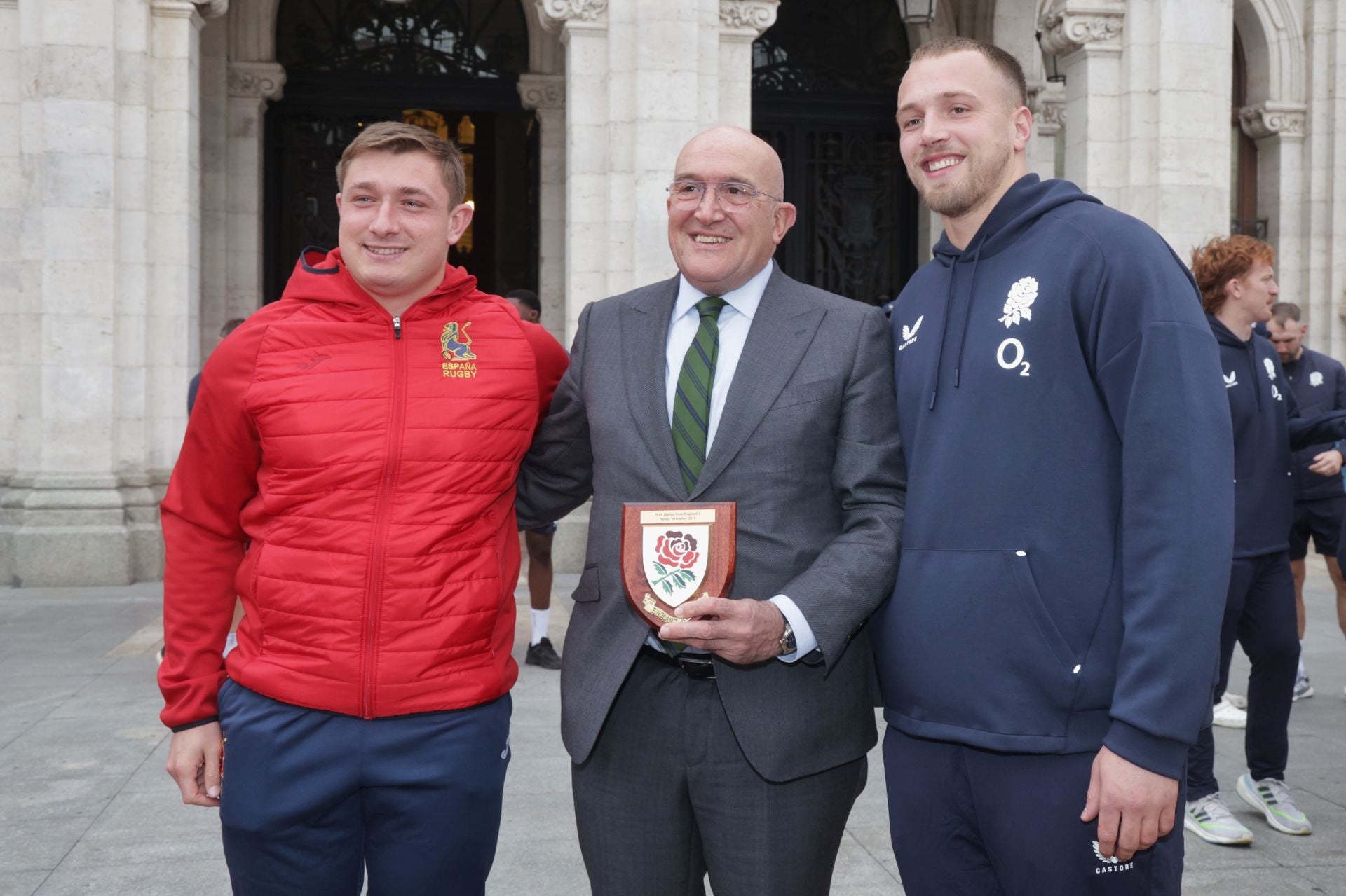 Las selecciones de rubgy de España e Inglaterra visitan el Ayuntamiento de Valladolid